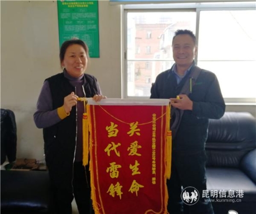 乘客家属向颜锦表示感谢 乘客家属向颜锦表示感谢