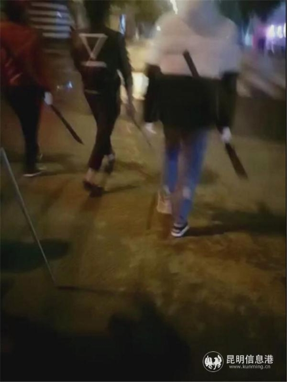 涉恶团伙“兄弟会”通过“快手”进行直播。视频截图