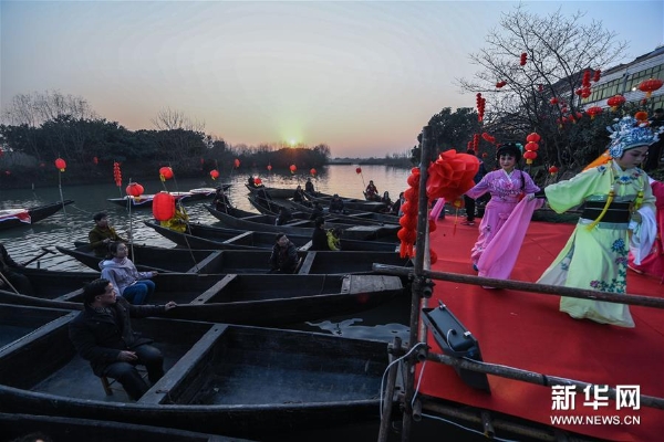 1月23日，百姓坐着渔船观看传统的水乡社戏。