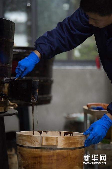 吴荣强在龙泉市牛头岭村“七分醉”工作室精制大漆