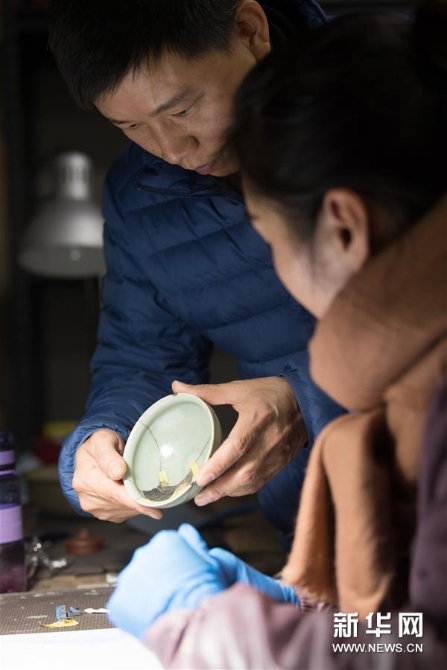 在龙泉市牛头岭村“七分醉”工作室，吴荣强（左）指导一名徒弟进行漆缮。