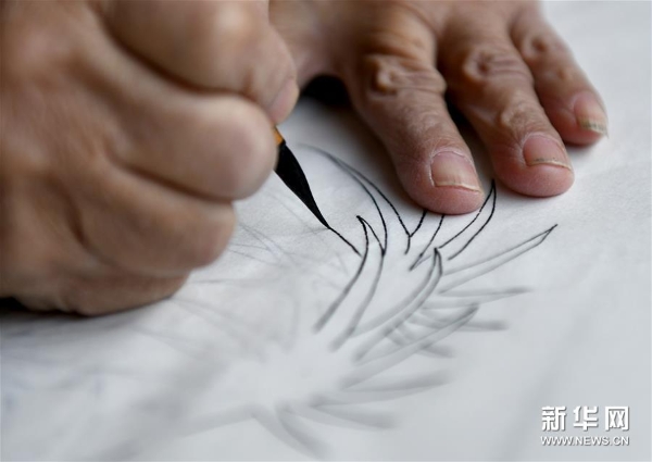 霍庆顺在勾描年画《仕女游春》