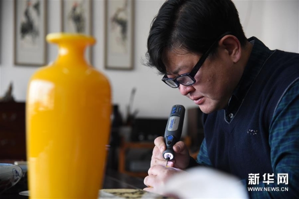 孙云毅在为一只鸡油黄鼻烟壶作画2