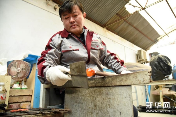 孙云毅在制作鸡油黄琉璃艺术品3