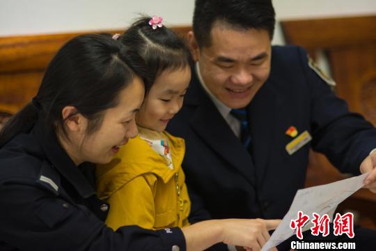 图为刘星群与罗驰与女儿团聚。　覃建勋 摄