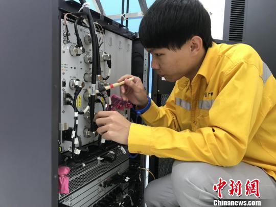 陆响在清扫通信基站设备 孙思媛 摄