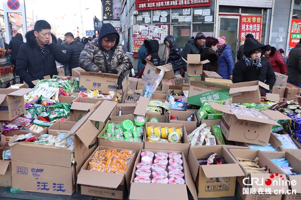 市场上销售各式雪糕儿，在东北由于室内温度高，雪糕儿是很多人的必选年货