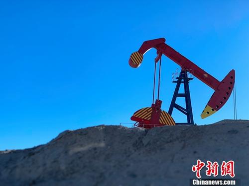 1月18日，中国石油天然气集团公司青海油田分公司透露，经过近两年试采评价，尖北新区已累计生产天然气1.03亿立方米，成为甘青藏地区天然气保供的“接力棒”，标志着柴达木盆地第四大气区已经探实。资料图为正在作业的采油机。<a target='_blank' href='http://www.chinanews.com/'>中新社</a>记者 孙睿 摄