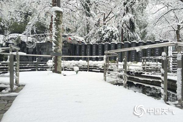 中东部大范围雨雪阻春运 南方冰火两重天 中东部大范围雨雪阻春运 南方冰火两重天