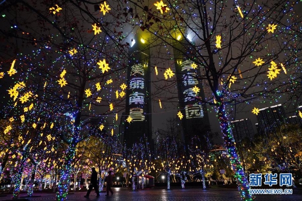 2月8日,市民行走在江西省南昌市街头。 2月8日,市民行走在江西省南昌市街头。