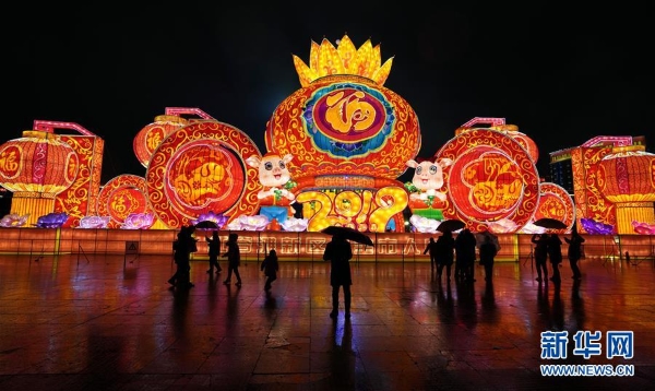 2月8日,市民在南昌市红谷滩行政广场欣赏“欢度新春”大型艺术彩灯。 2月8日,市民在南昌市红谷滩行政广场欣赏“欢度新春”大型艺术彩灯。