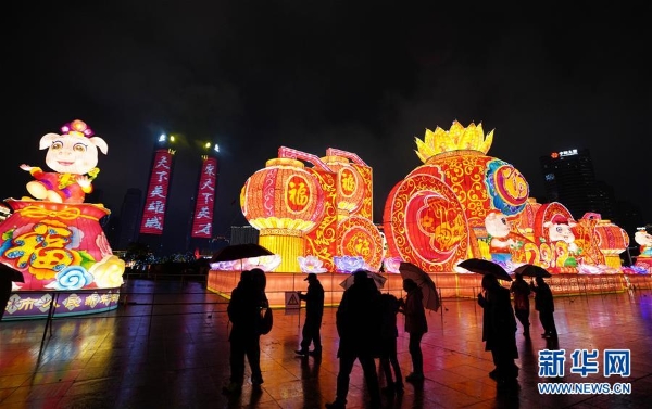 2月8日,市民在南昌市红谷滩行政广场欣赏“欢度新春”大型艺术彩灯。3 2月8日,市民在南昌市红谷滩行政广场欣赏“欢度新春”大型艺术彩灯。3
