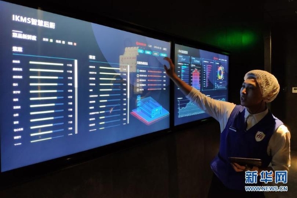 在北京海底捞智慧餐厅,工作人员向记者展示智慧后厨系统(1月30日手机拍摄)。 在北京海底捞智慧餐厅,工作人员向记者展示智慧后厨系统(1月30日手机拍摄)。