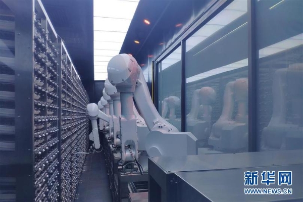 在北京海底捞智慧餐厅,一排机械手臂在冷藏库配菜(1月30日手机拍摄)。 在北京海底捞智慧餐厅,一排机械手臂在冷藏库配菜(1月30日手机拍摄)。
