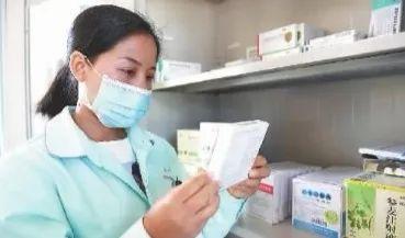 云南省普洱市澜沧拉祜族自治县酒井乡岩因村卫生室,村医张惠仙正在准备药品。新华社发 点击进入下一页