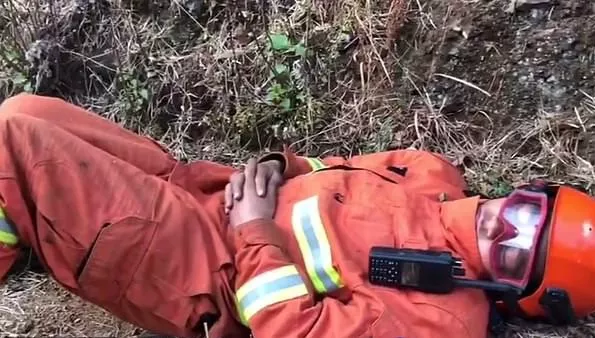 视界 | 中国消防员灭火后累倒在地照片感动英媒：这才是英雄！