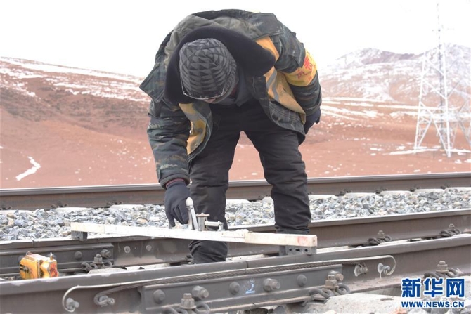 （新华全媒头条·图文互动）（6）他们是比钢铁还硬的汉子——天路之巅看不见的“轨枕”