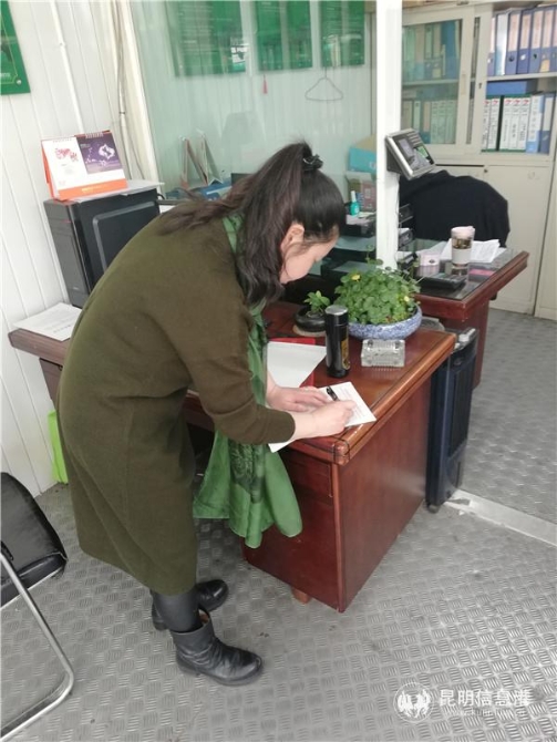 失主刘女士领回遗失的背包