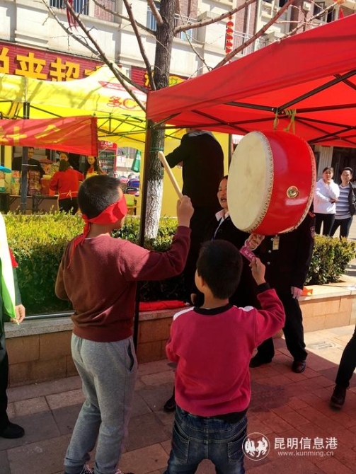 图片：蒙面敲锣游戏好热闹。