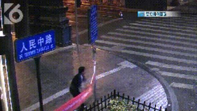 撕毁“扫黑布标”