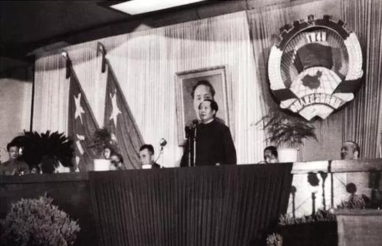 1949年9月21日，在中国人民政治协商会议第一届全体会议上，人民政协筹备会常委会主任、中共中央主席毛泽东致开幕词，庄严宣告：“占人类总数四分之一的中国人从此站立起来了。”