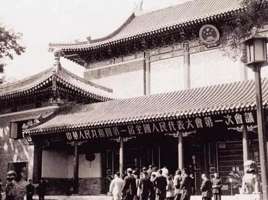 1954年9月15日至28日，中华人民共和国第一届全国人民代表大会第一次会议在北京中南海怀仁堂隆重举行。图为开幕当天代表们步入会场。