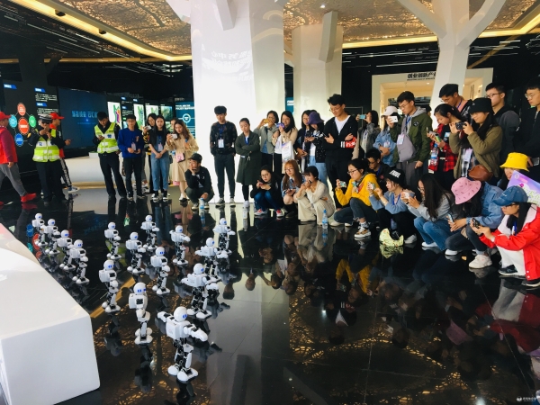 图2:机器人表演受到了欢迎 图2:机器人表演受到了欢迎