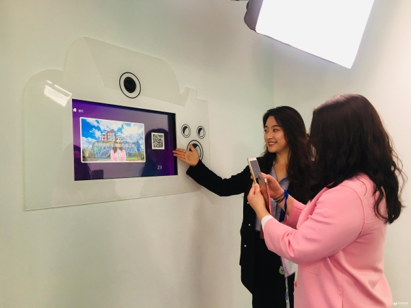 图4:游客在中心内的“互动拍照”拍照 图4:游客在中心内的“互动拍照”拍照