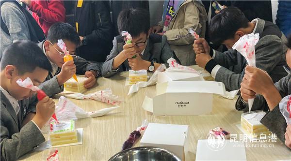 美术特色课程学习蛋糕裱花。 美术特色课程学习蛋糕裱花。