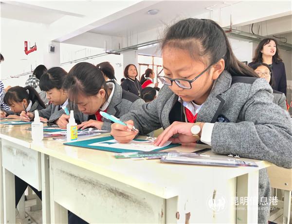 同学们认真学习立体纸模制作。 同学们认真学习立体纸模制作。