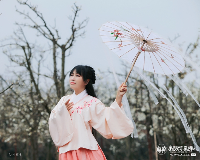 4、梨园里的美女。彩龙社区网友@秋闺瘦影 摄。