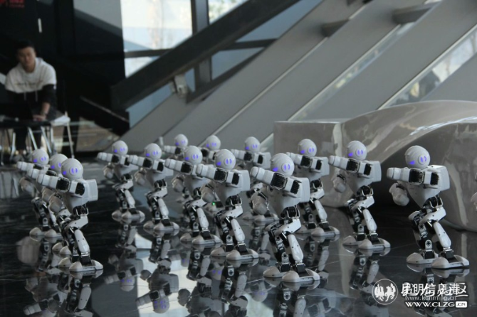 16、展示中心内，机器人舞蹈受到欢迎。彩龙社区网友@芳华 摄