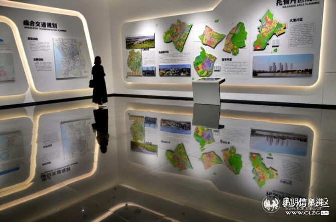 15、市民朋友参观新城展示中心。彩龙社区网友@雪玉 摄