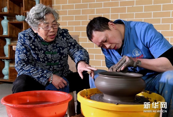 在位于河南省汝州市孟玉松的汝瓷生产车间内，孟玉松（左）指导工作人员拉坯（3月13日摄）。