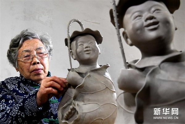 在位于河南省汝州市孟玉松的汝瓷生产车间内，孟玉松在擦坯（3月13日摄）。