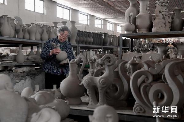 在位于河南省汝州市孟玉松的汝瓷生产车间内，孟玉松在查看制作完成的坯体（3月13日摄）。