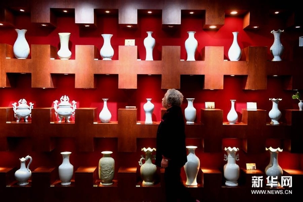 在位于河南省汝州市孟玉松的汝瓷展厅内，孟玉松在查看汝瓷作品（3月13日摄）。