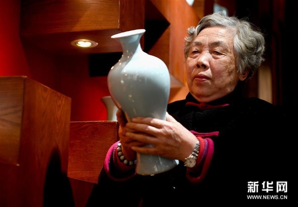 在位于河南省汝州市孟玉松的汝瓷展厅内，孟玉松在查看一件汝瓷作品（3月13日摄）。