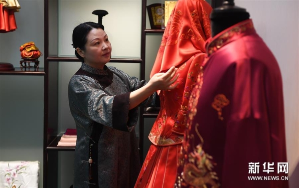 3月14日，在位于苏州吴中区光福镇的向红绣府刺绣艺术工作室，府向红在整理苏绣作品。