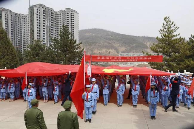 清明节，师生们这样致敬英雄！