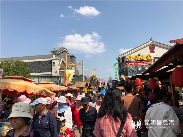 茶马花街美食众多,游人如织。 茶马花街美食众多,游人如织。