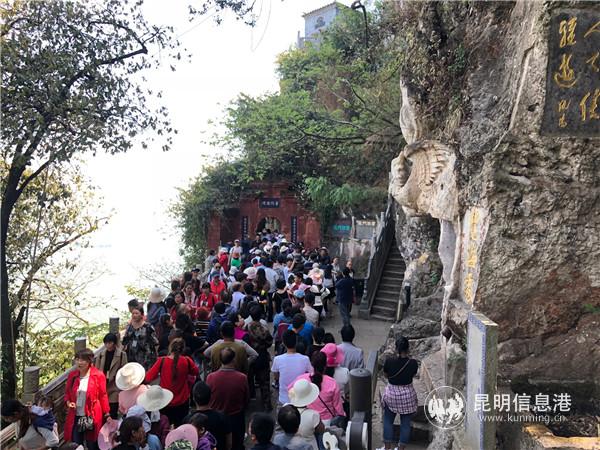 等待登上龙门的群众排起长队。 等待登上龙门的群众排起长队。