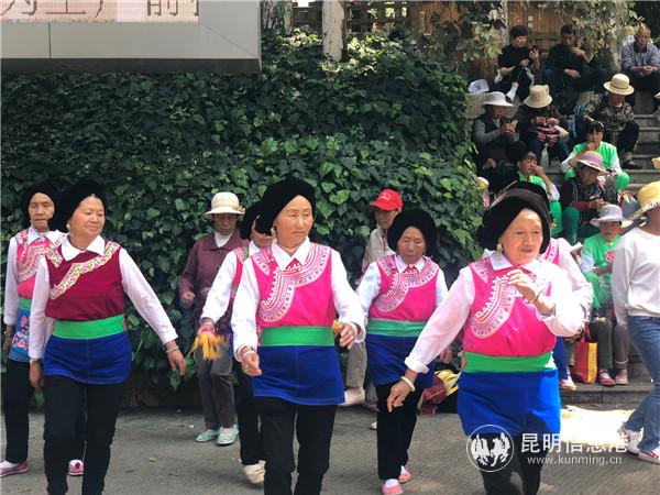 各族群众自发组织表演,共庆“三月三” 各族群众自发组织表演,共庆“三月三”