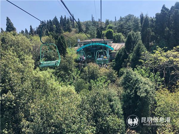 眼下西山青山翠林,正是游览好时候。 眼下西山青山翠林,正是游览好时候。