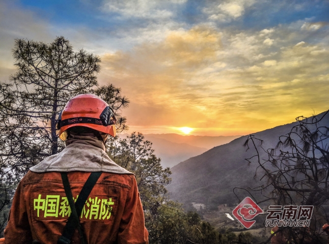 昼夜灭火的森林消防队员 满东飞 王刘金 刘勃飞 摄 昼夜灭火的森林消防队员 满东飞 王刘金 刘勃飞 摄