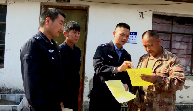 民警向村民宣传野生动物保护知识(龙陵县电视台提供)