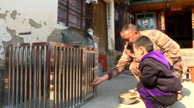 村民精心照顾野生动物(龙陵县电视台提供) - 副本