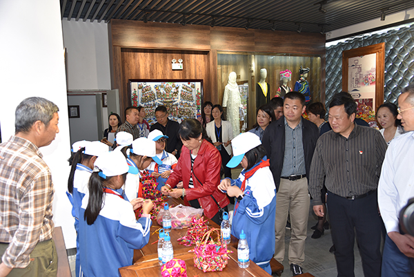 %E5%91%88%E8%B4%A1%E5%8C%BA%E6%B0%91%E6%97%8F%E6%96%87%E5%8C%96%E8%89%BA%E6%9C%AF%E4%BA%A4%E6%B5%81%E5%B1%95%E7%A4%BA%E4%B8%AD%E5%BF%83%E6%AD%A3%E5%BC%8F%E6%8F%AD%E7%89%8C1 %E5%91%88%E8%B4%A1%E5%8C%BA%E6%B0%91%E6%97%8F%E6%96%87%E5%8C%96%E8%89%BA%E6%9C%AF%E4%BA%A4%E6%B5%81%E5%B1%95%E7%A4%BA%E4%B8%AD%E5%BF%83%E6%AD%A3%E5%BC%8F%E6%8F%AD%E7%89%8C1