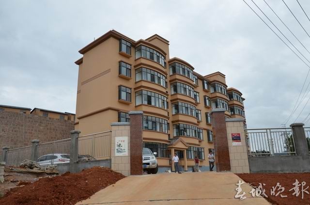 1雷林摄-新建成的达左易地扶贫搬迁单元楼.jpg