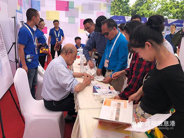 邮票设计家签售现场